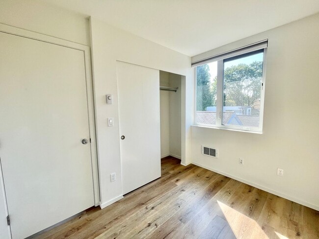 Building Photo - Spacious Modern Townhome in UD!!