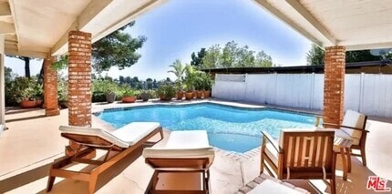 Building Photo - 2042 Linda Flora Dr