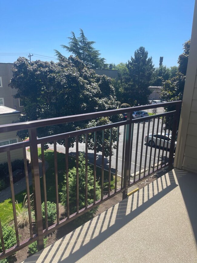 Building Photo - Sunny 1 bedroom, 1 bath Condo in Sandpoint!