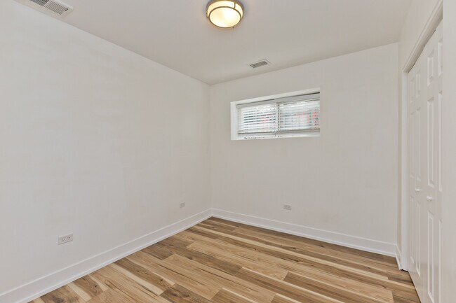 Foto del edificio - 2509 N Clybourn Ave