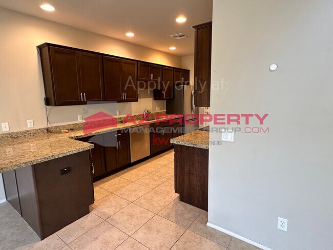 Building Photo - 3 Bedroom Condo