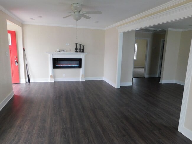 Building Photo - Completely Renovated 3 bed, 2bath home
