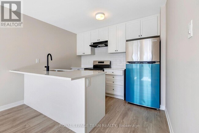 Building Photo - 920 Parnian Private