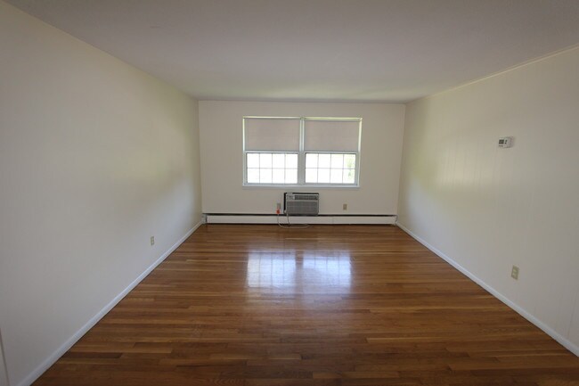 Building Photo - 997 Pleasant St