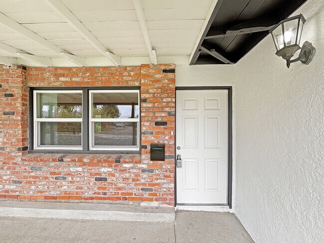 Building Photo - Charming & Spacious 3B/2BA House in Santee...