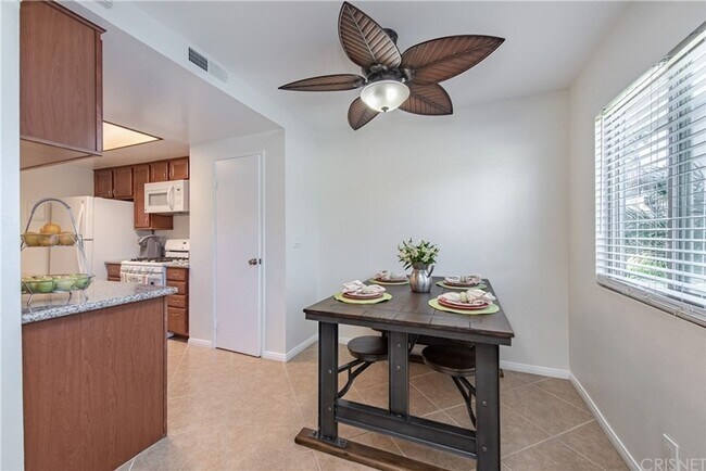 Foto del edificio - 2 Bed, 1 Bath Condo with Community Pool next to park!