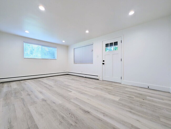 Foto del edificio - Beautiful, remodeled 1 bedroom apartment in the heart of sugarhouse.