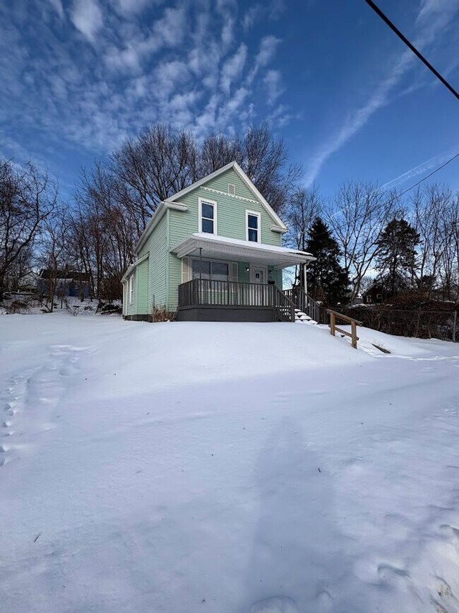 Foto del edificio - Three bedroom one bathroom home for rent