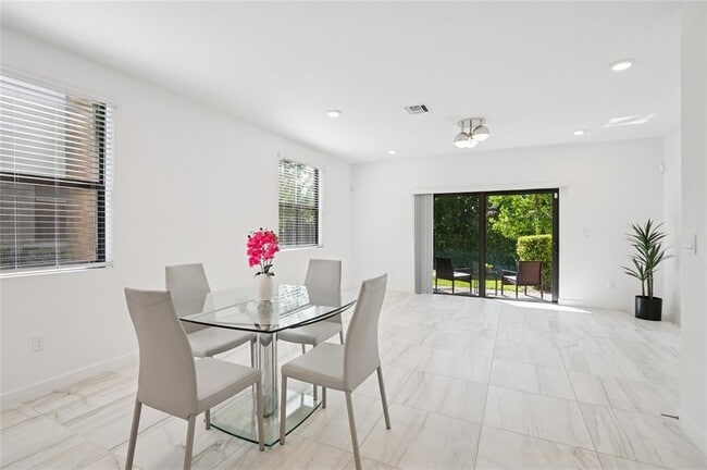 Building Photo - 180 SE 5th Ct