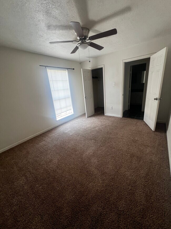Building Photo - 525 Spring Dr