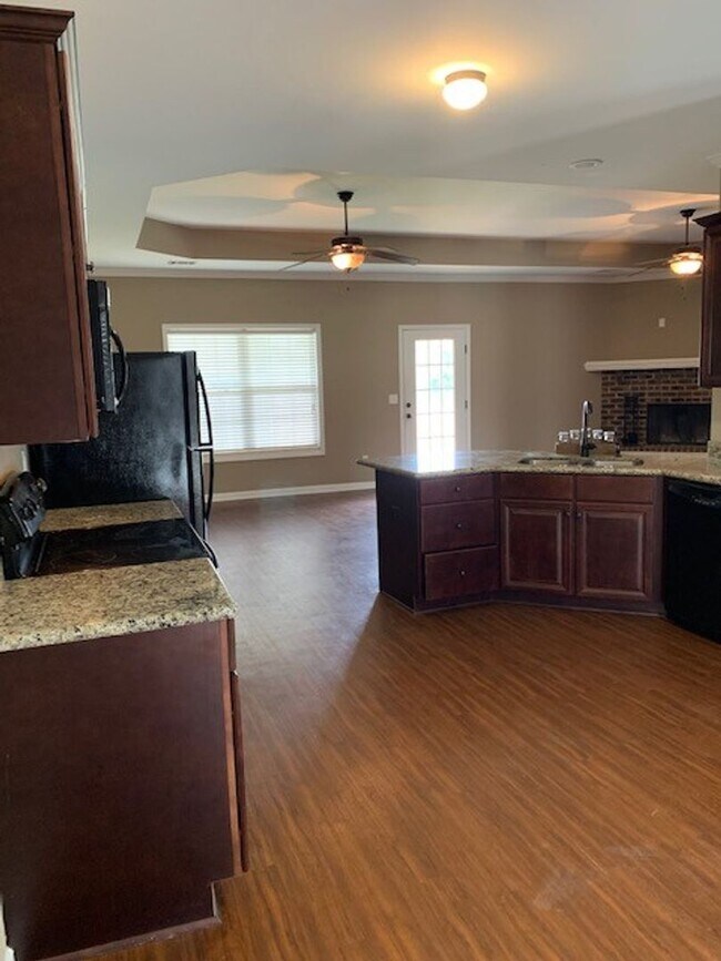 Building Photo - Spacious 3 Bed 3 Bath Available Fall 2025!...