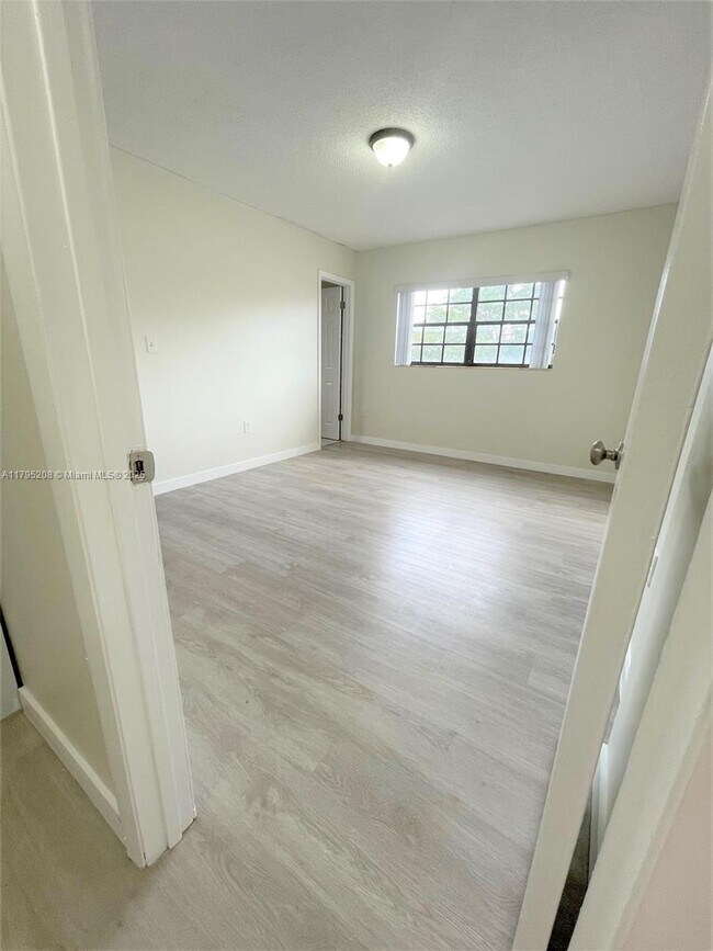 Foto del edificio - 15969 NW 64th Ave