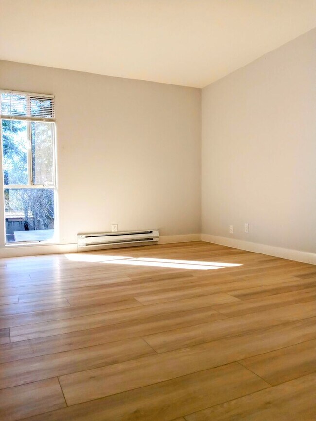 Building Photo - Refurbished 1bd Condo on First Floor With Pool