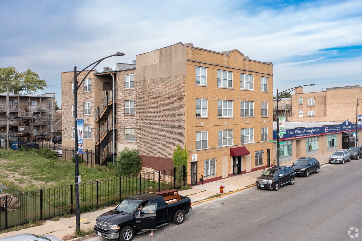 Primary Photo - 4024-4026 W Division St