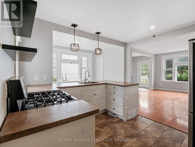 Photo du bâtiment - 430 Ridge Rd N