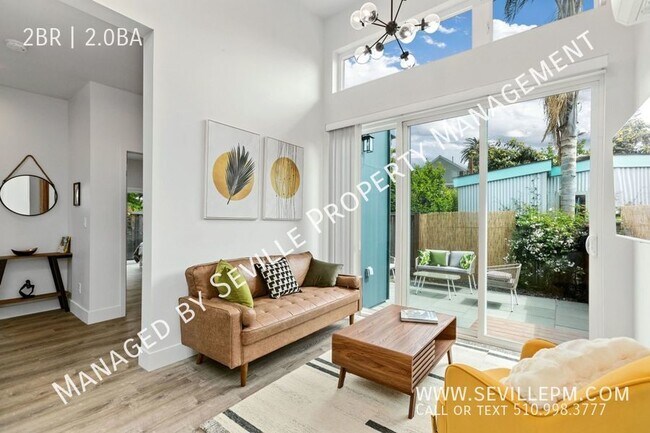 Building Photo - Stunning newer (2023) fully furnished deta...