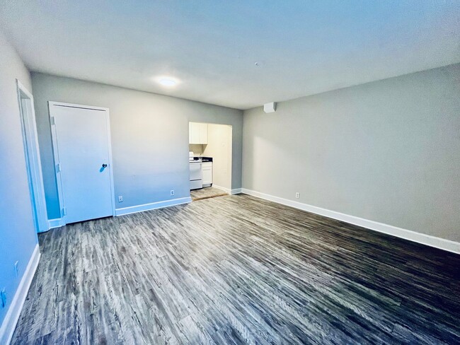 Building Photo - Bashford Manor area 1BR/1BA Condo with all...