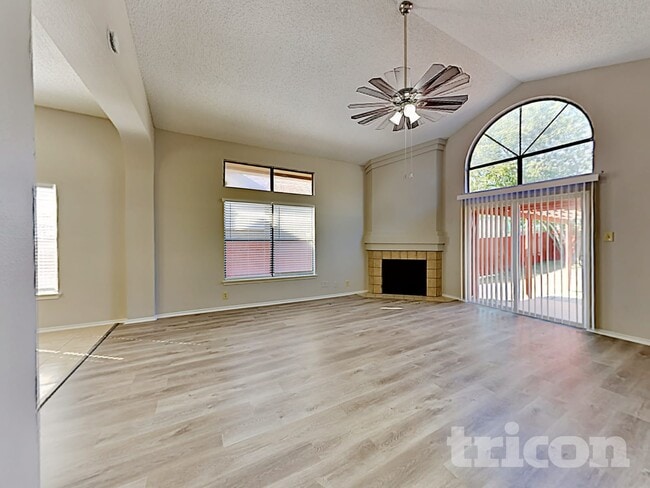 Foto del edificio - 7947 Flower Trail