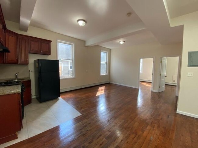 Foto del edificio - 4 bedroom in BRONX NY 10452