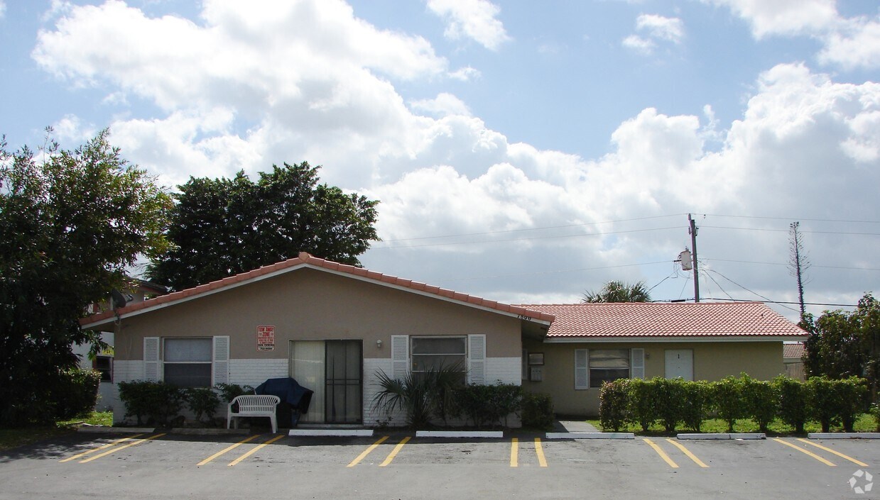 Building Photo - 7800 NW 44th Ct