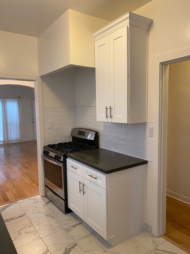 Kitchen - oven/range/stove - 609 N Irving Blvd