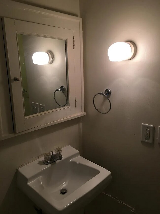 Foto del edificio - 2222 N Girard Ave