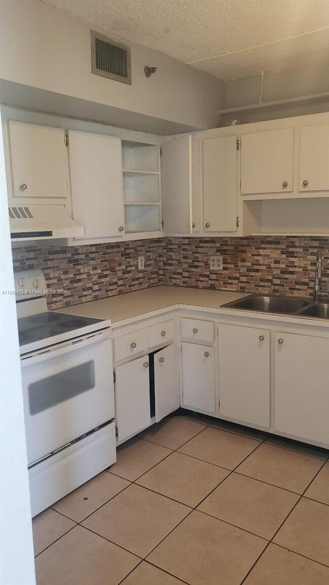 Foto del edificio - 919 Hillcrest Dr