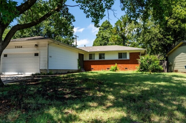Building Photo - 3 Bed / 1.5 Bath in Tulsa!