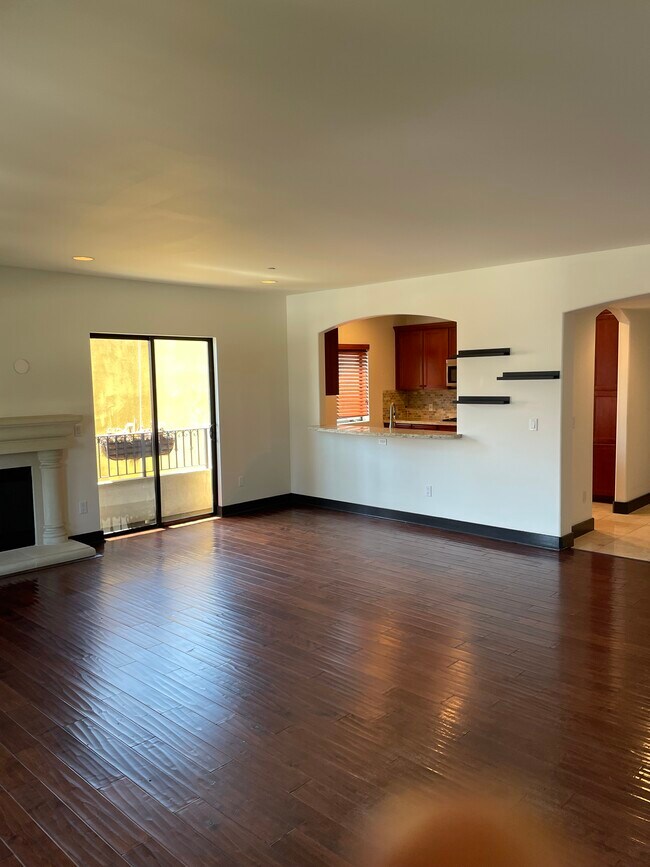 Comedor - 1215 Armacost Ave