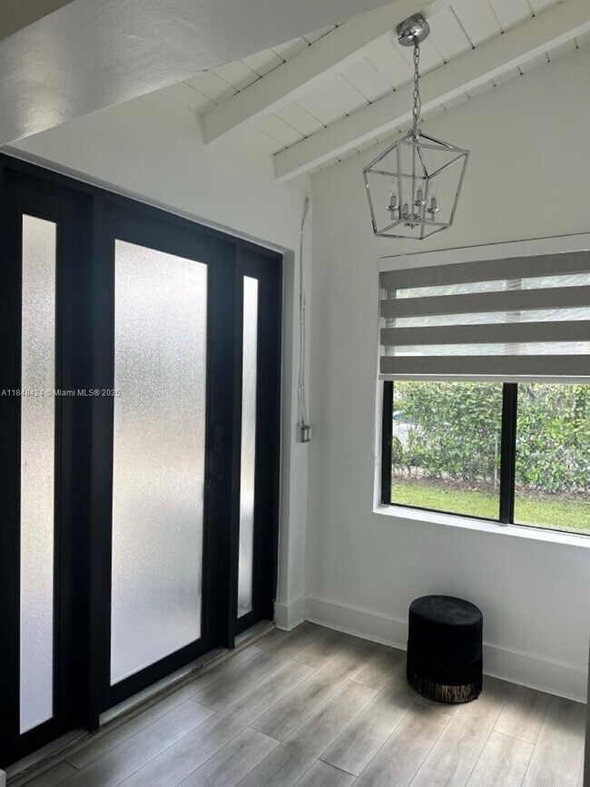 Foto del edificio - 821 NE 121st St