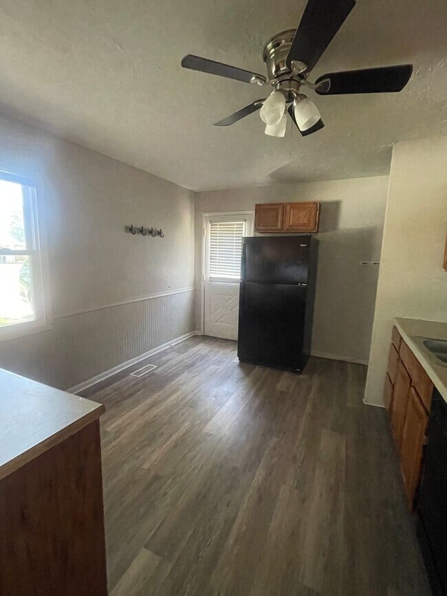 Building Photo - Three Bedroom House