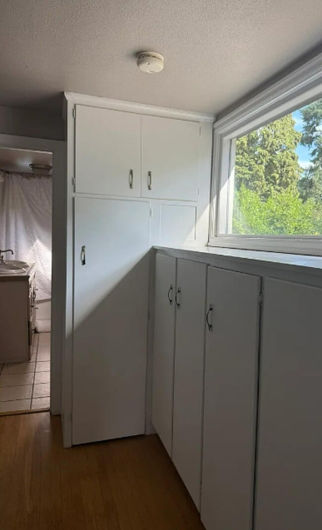 Building Photo - Charming NE Portland Apartment in a Great ...