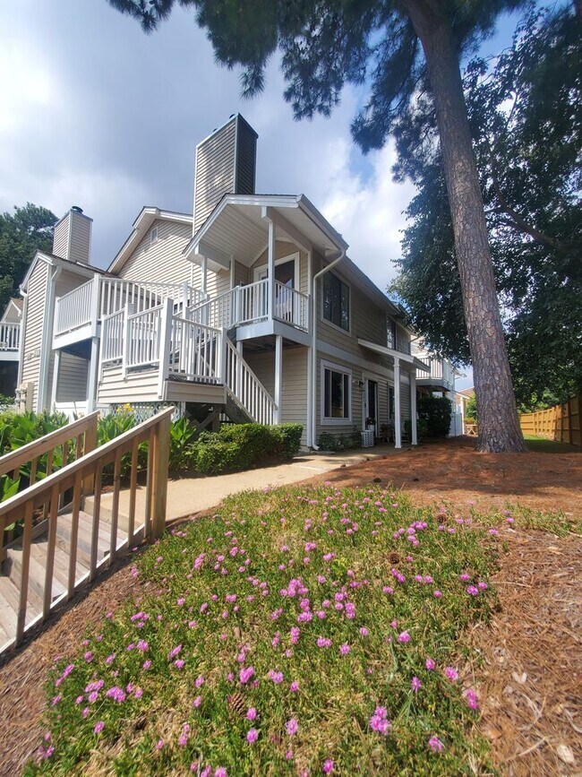 Building Photo - Two Bedroom one bathroom second floor condo