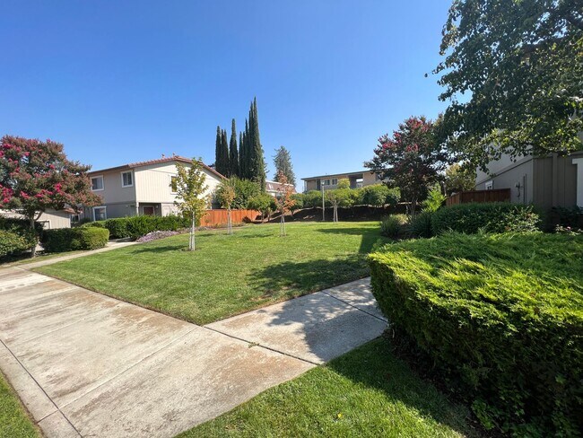 Foto del edificio - Stunning Pleasanton Vintage Terrace Townhouse! 2 bedrooms and 1.5 bathrooms! Sharp upgrades throu...