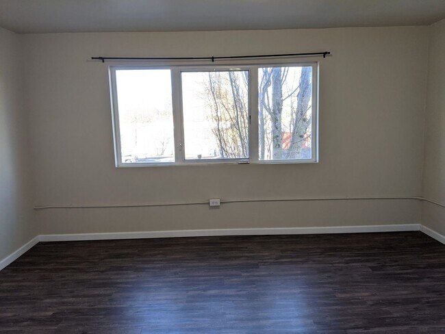 Foto del edificio - 1-Bedroom, 1-Bath Upstairs Apartment In Downtown Springfield!