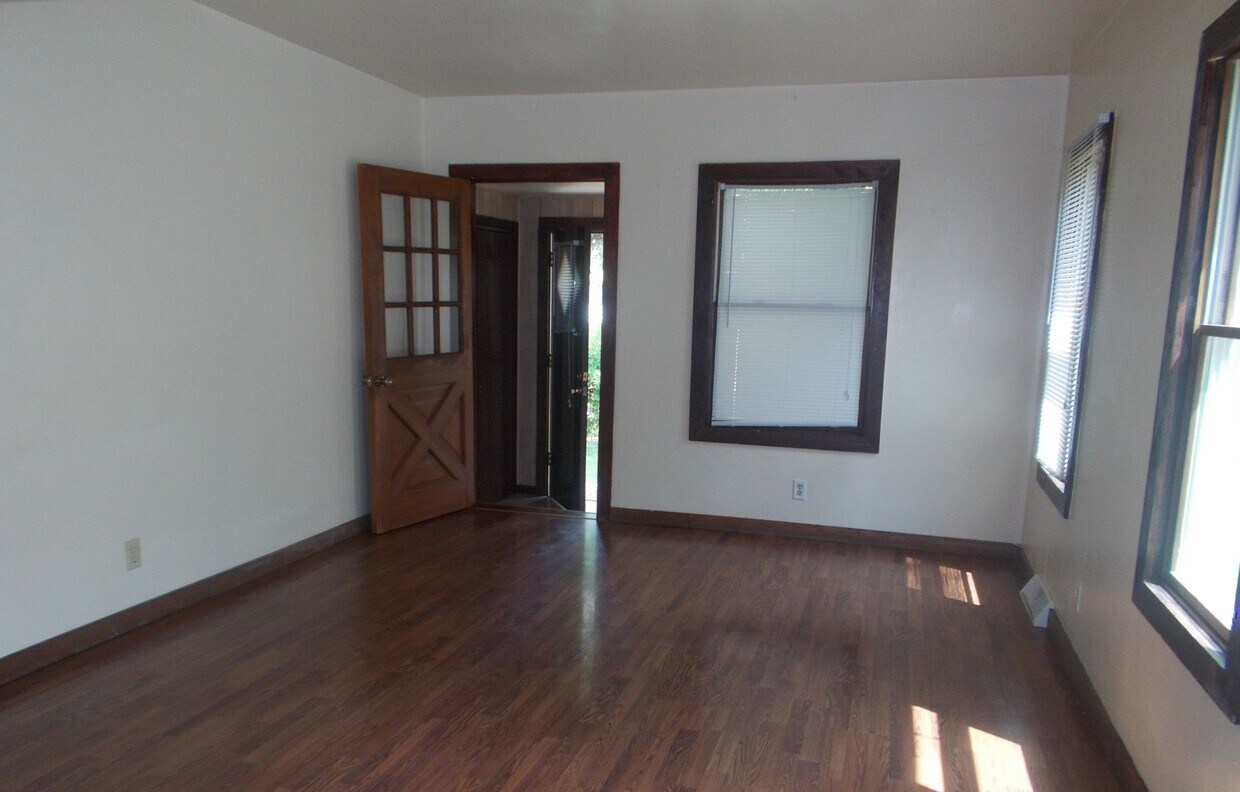 Foto principal - 2BR SINGLE FAMILY, YARD, GARAGE, FULL BASE...