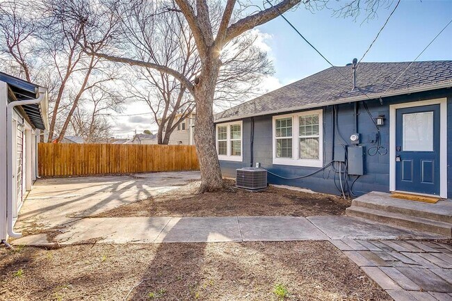 Building Photo - 3820 Calmont Ave