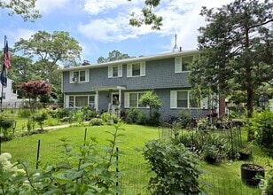 Building Photo - 152 W Yaphank Rd
