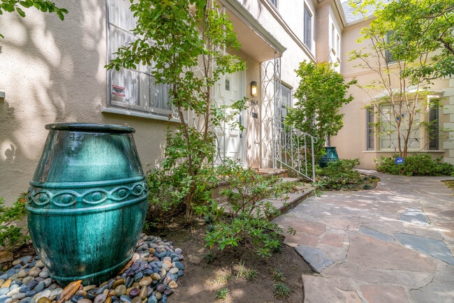 Building Photo - 358 S DOHENY Dr