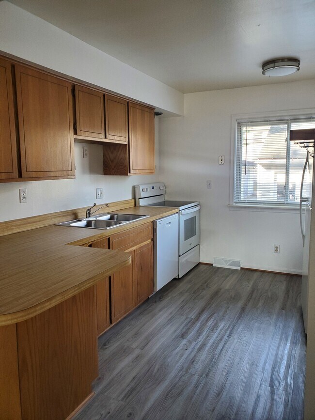 Building Photo - 206 S Maple Ave