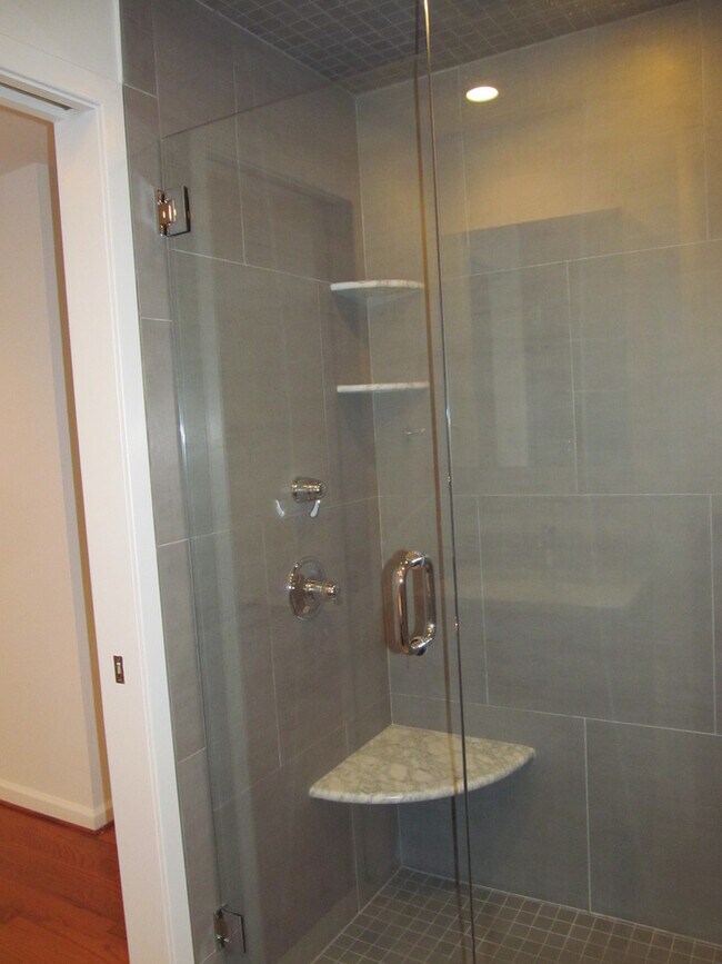 Foto del edificio - Contempory Bi-Level Apt. w/ Hardwood Floor...