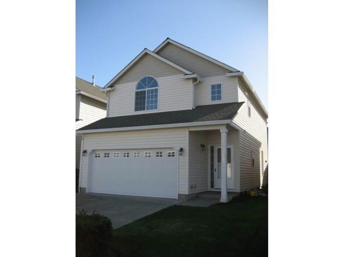 Foto principal - Charming Home in Terrific Central Location