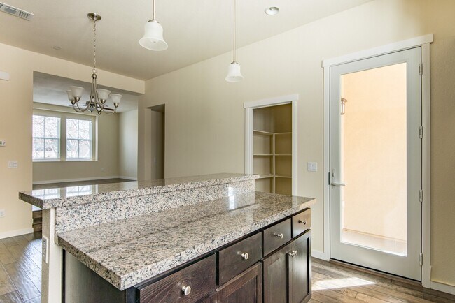 Foto del edificio - Walking Distance to Downtown Mountain View, Cal Train and the Amazing Farmers Market