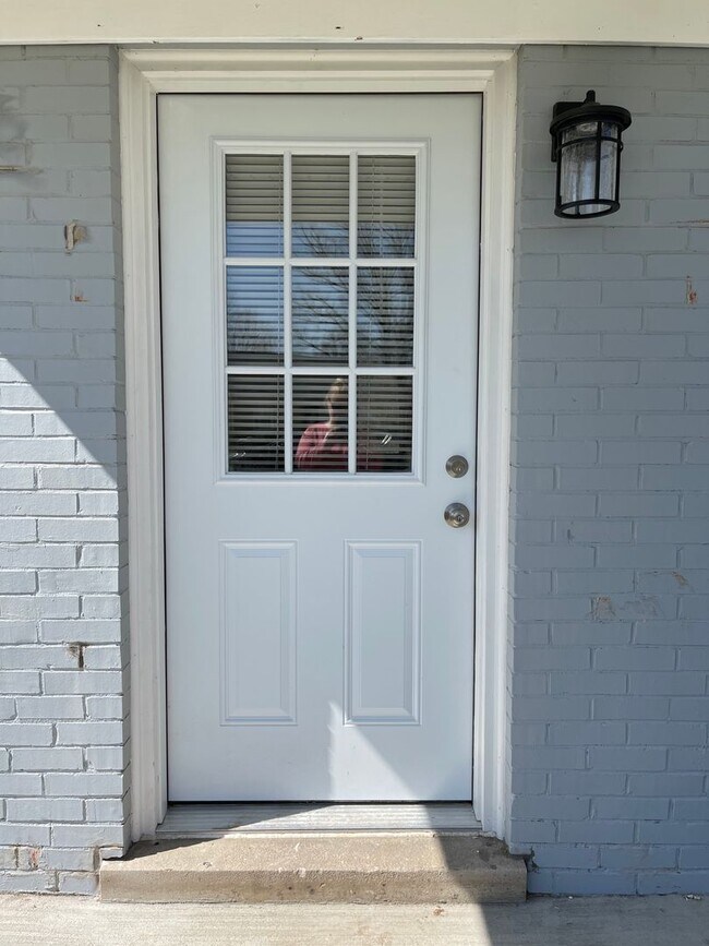 Building Photo - Recently Remodeled 3 BR House! Garage, Fen...
