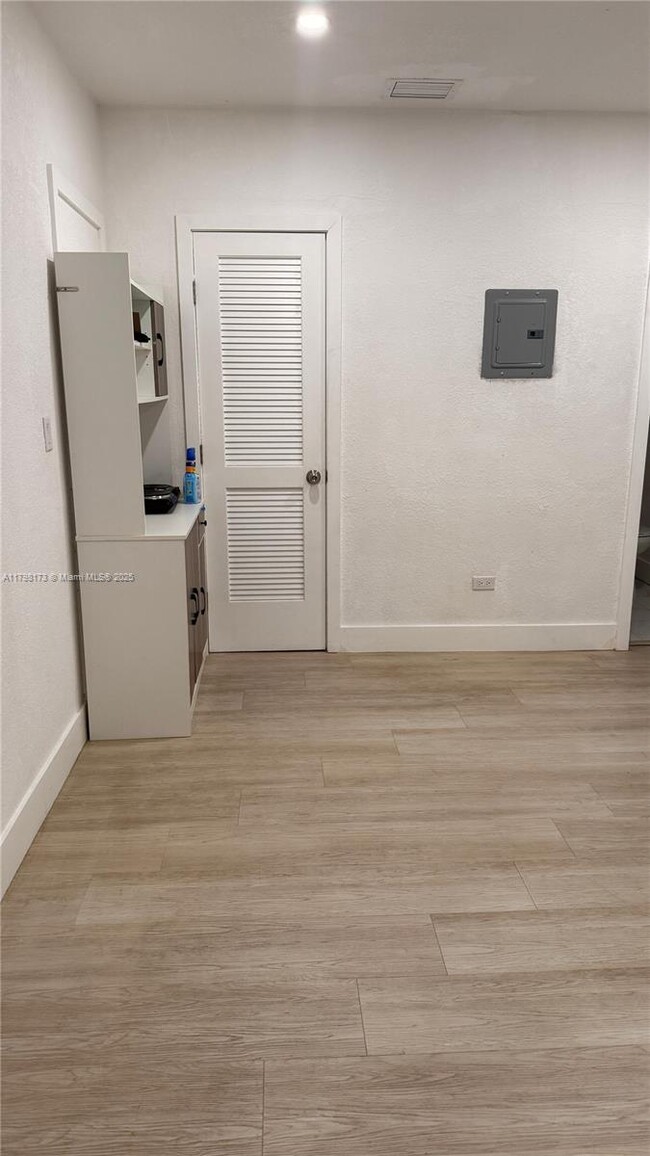 Foto del edificio - 693 NE 80th St