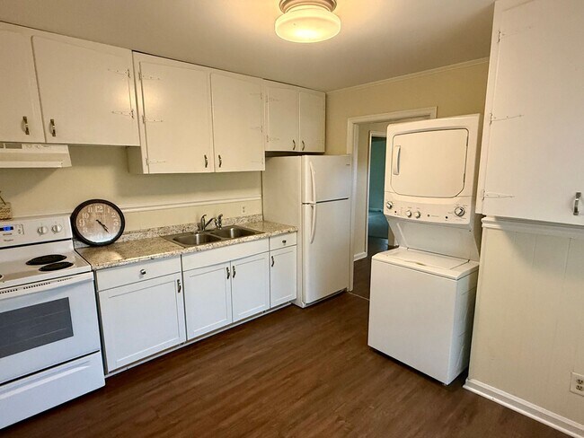 Foto del edificio - Two bedroom, 1 bath house in Burlington