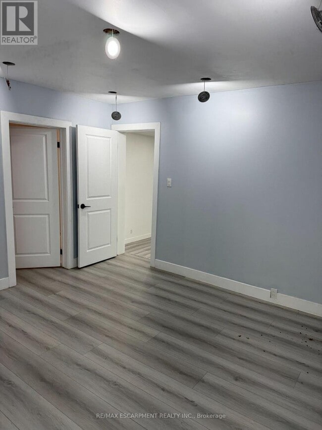 Building Photo - 161 Kenilworth Ave N