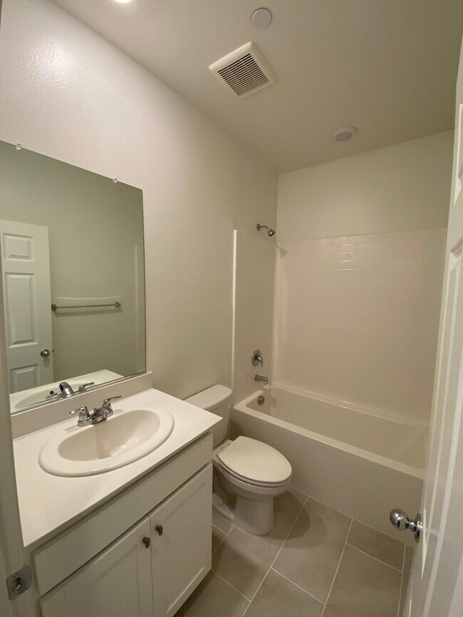 Building Photo - Beazer home located in SE Visalia Availabl...