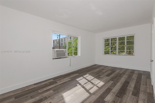 Foto del edificio - 8340 Crespi Blvd