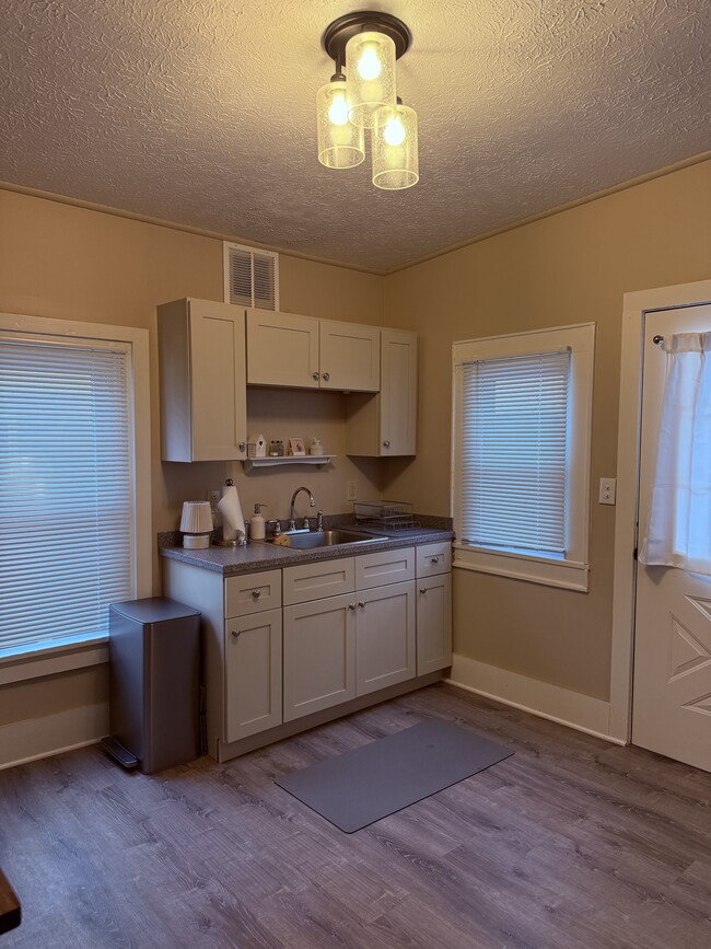 Building Photo - 88 E Center St